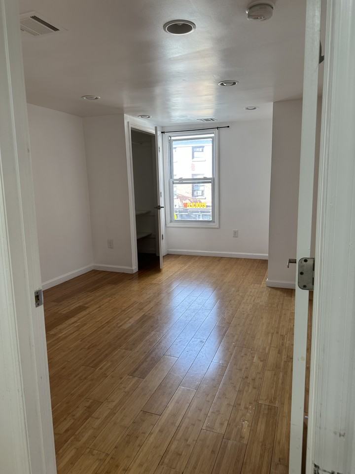 164 University Avenue - Photo 2 of 6