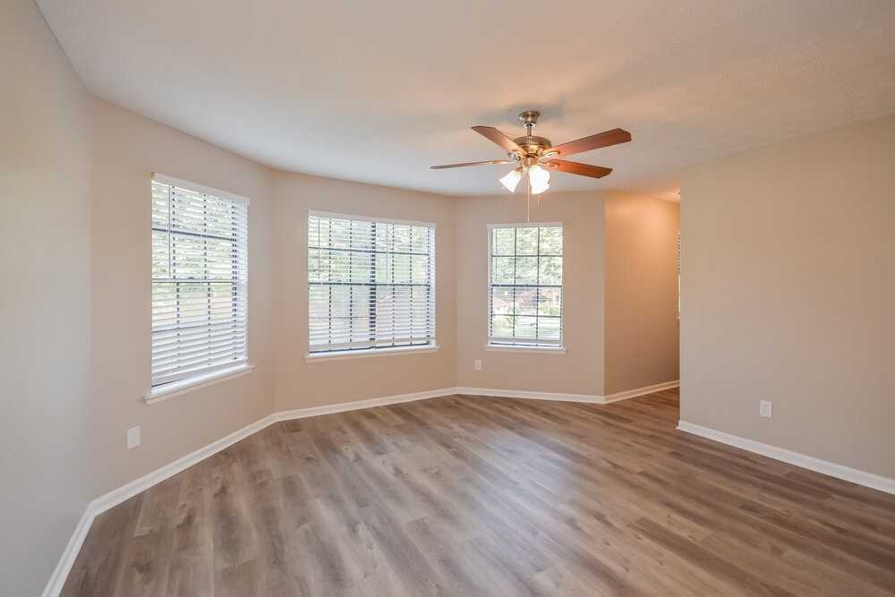 1053 Mainstreet Lake Dr - Photo 4 of 17