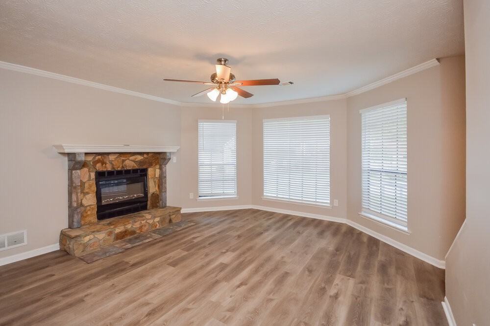 1053 Mainstreet Lake Dr - Photo 6 of 17