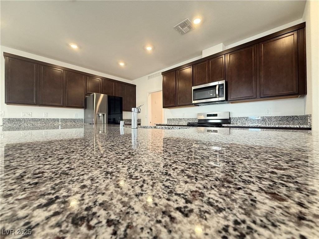 7516 Castlegreen Avenue - Photo 5 of 32