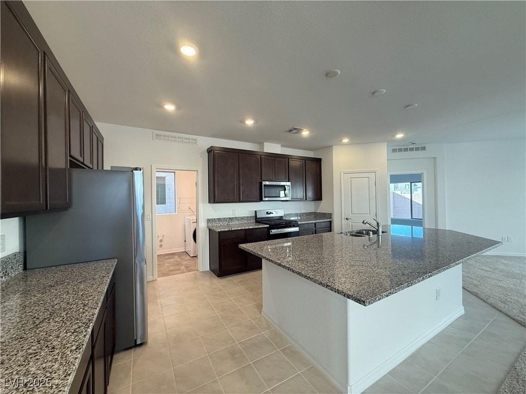 7516 Castlegreen Avenue - Photo 6 of 32