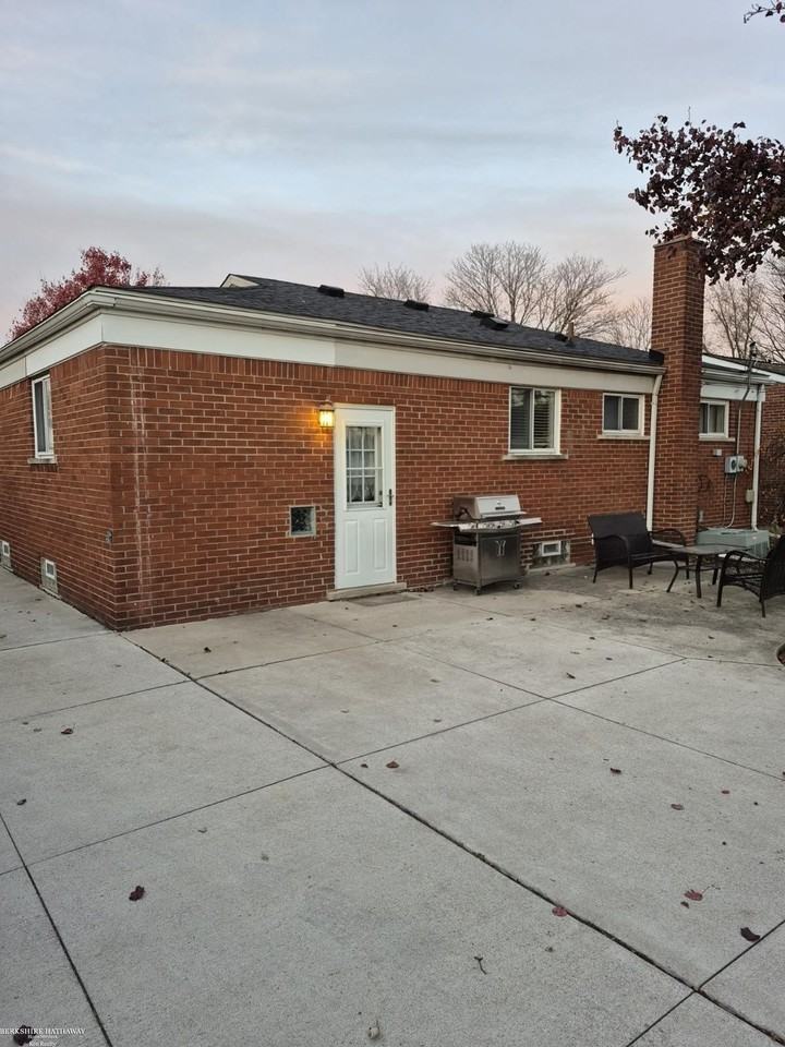 22016 Barton St - Photo 2 of 27