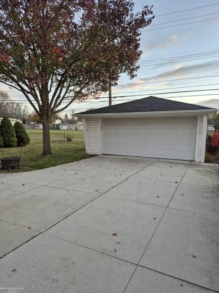 22016 Barton St - Photo 3 of 27