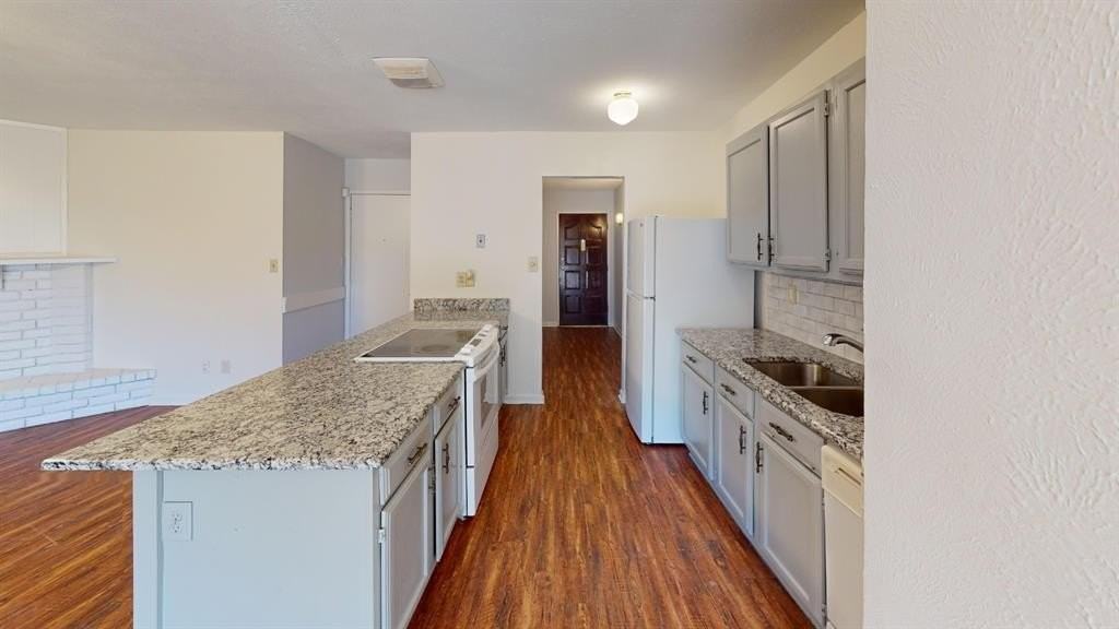 5620 Pearce St - Photo 5 of 18