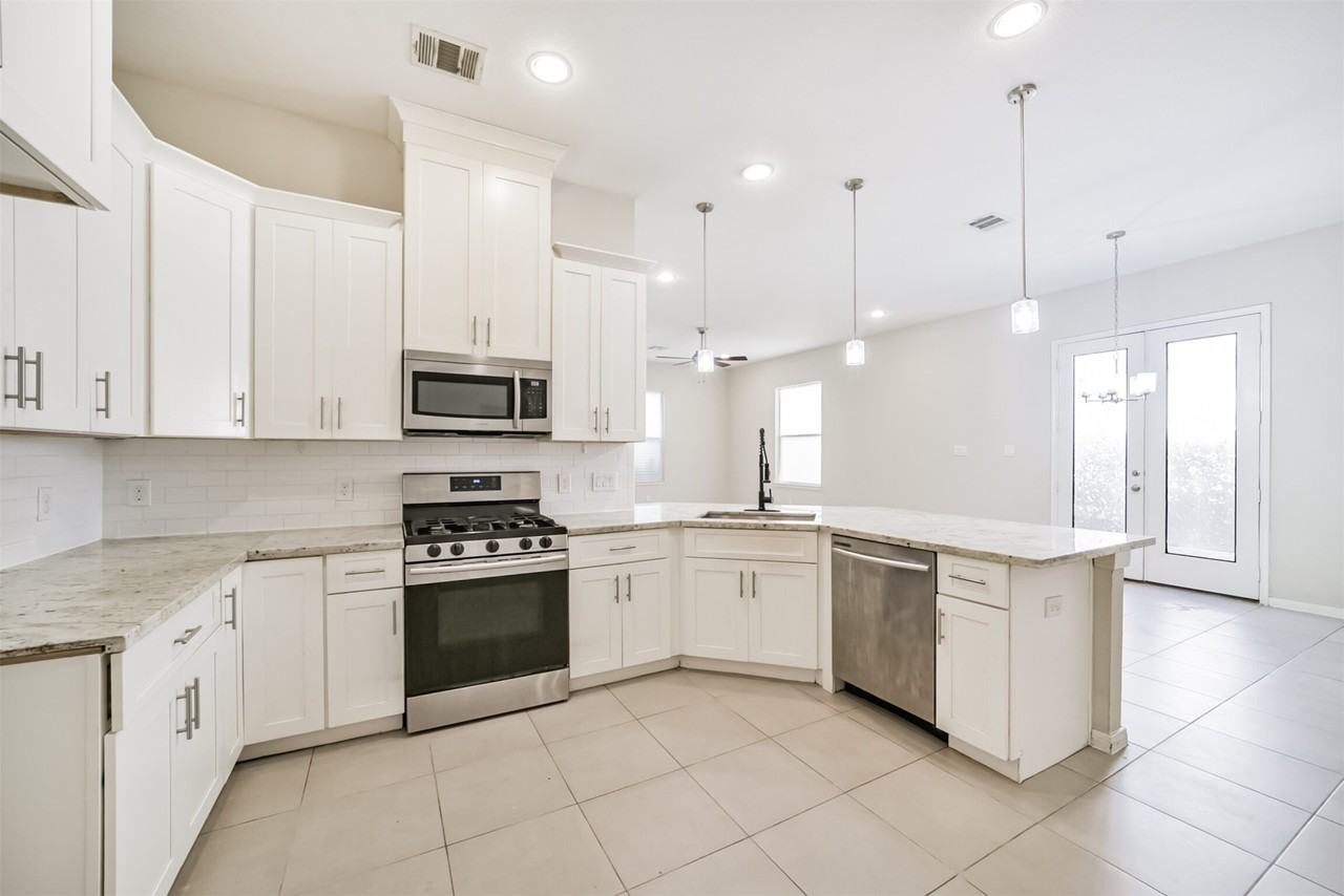 10334 Solitaire Cir #10334 - Photo 4 of 34