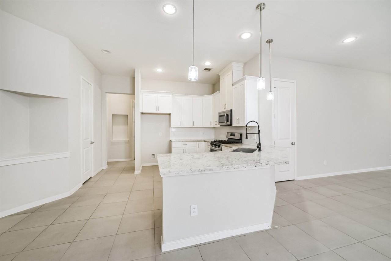 10334 Solitaire Cir #10334 - Photo 5 of 34