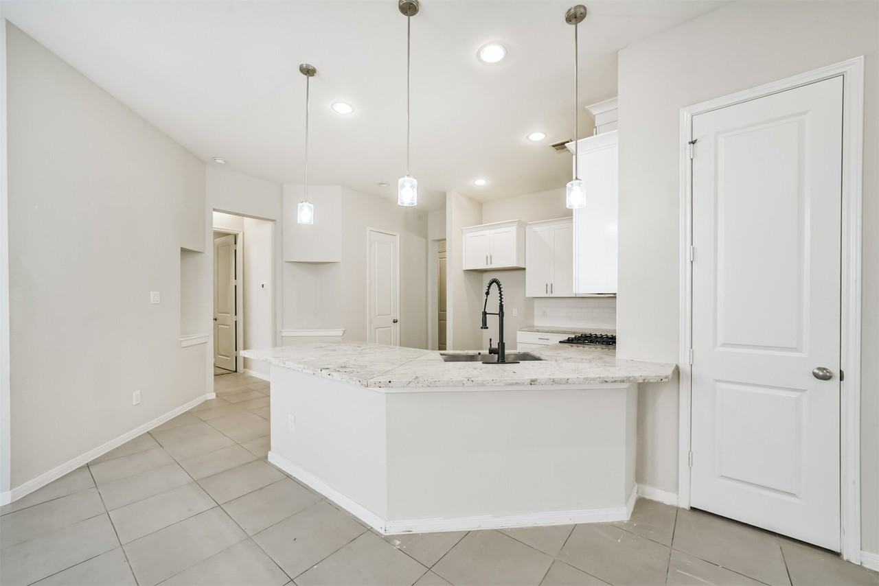 10334 Solitaire Cir #10334 - Photo 6 of 34