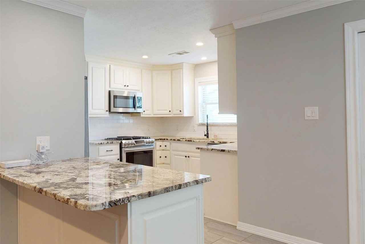 5850 Braesheather Dr #5850 - Photo 6 of 30