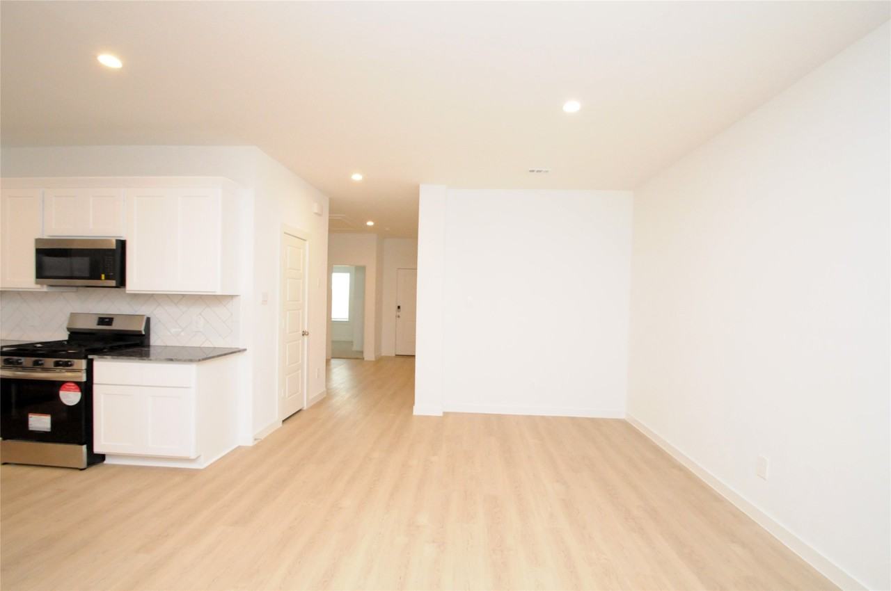 1410 Island Grove Dr #1410 - Photo 7 of 48