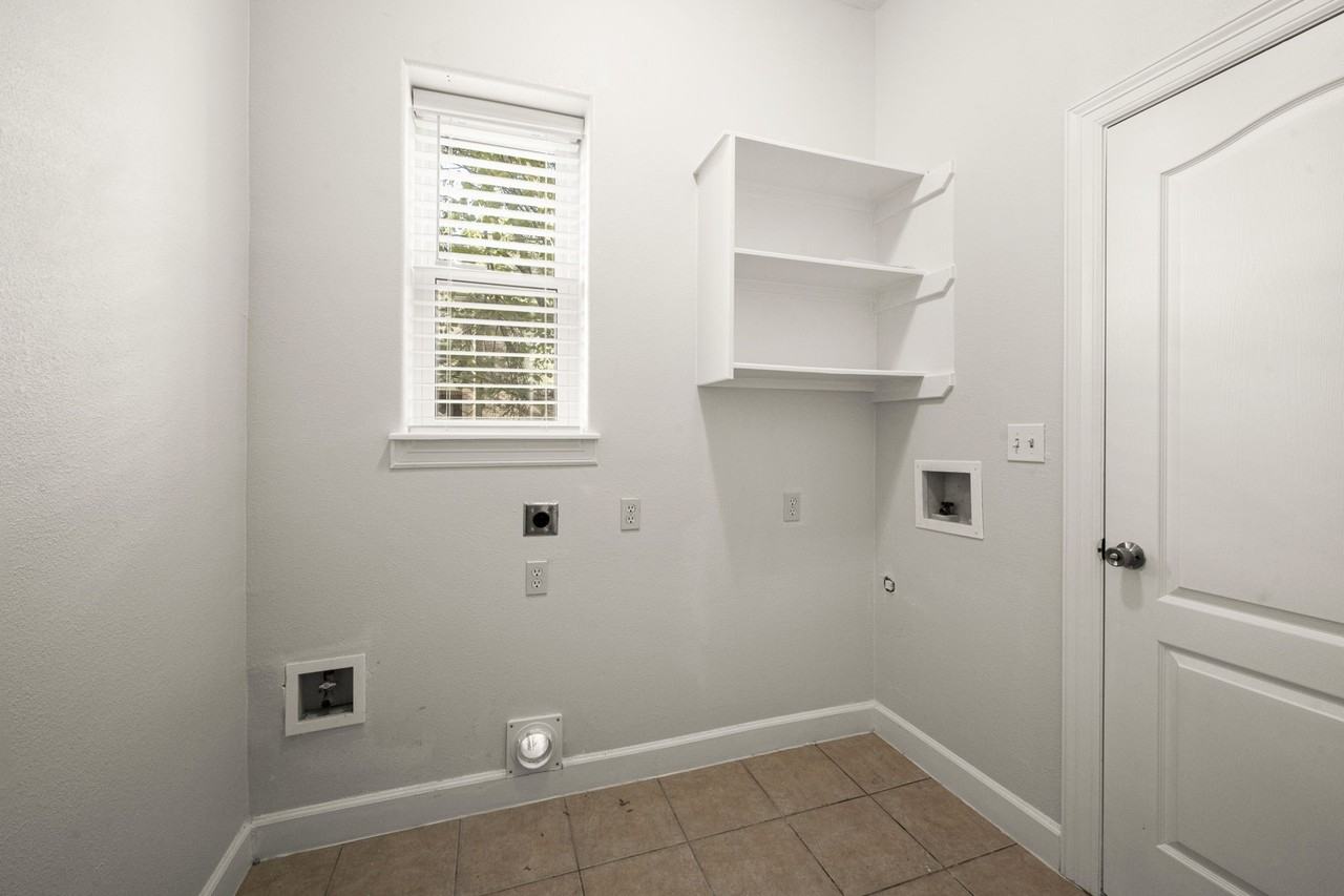 107 Island Blvd #107 - Photo 4 of 38