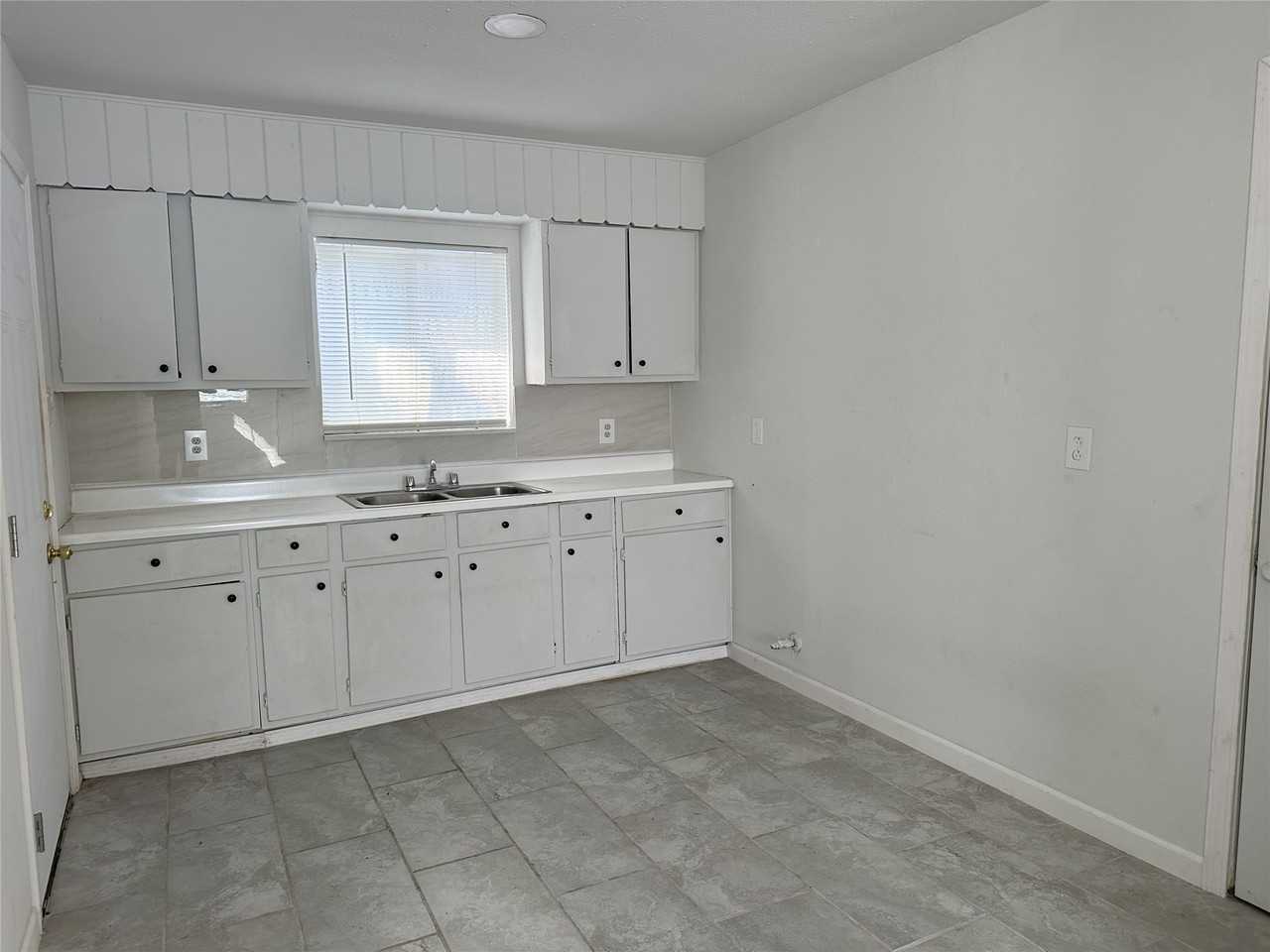 3837 Mount Pleasant St #3837 - Photo 5 of 7