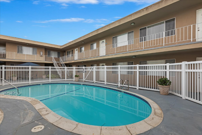 800 Meyer Ln - Photo 3 of 21