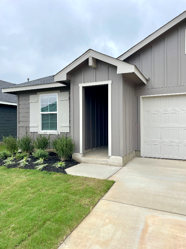 320 Yosemite Dr - Photo 2 of 18