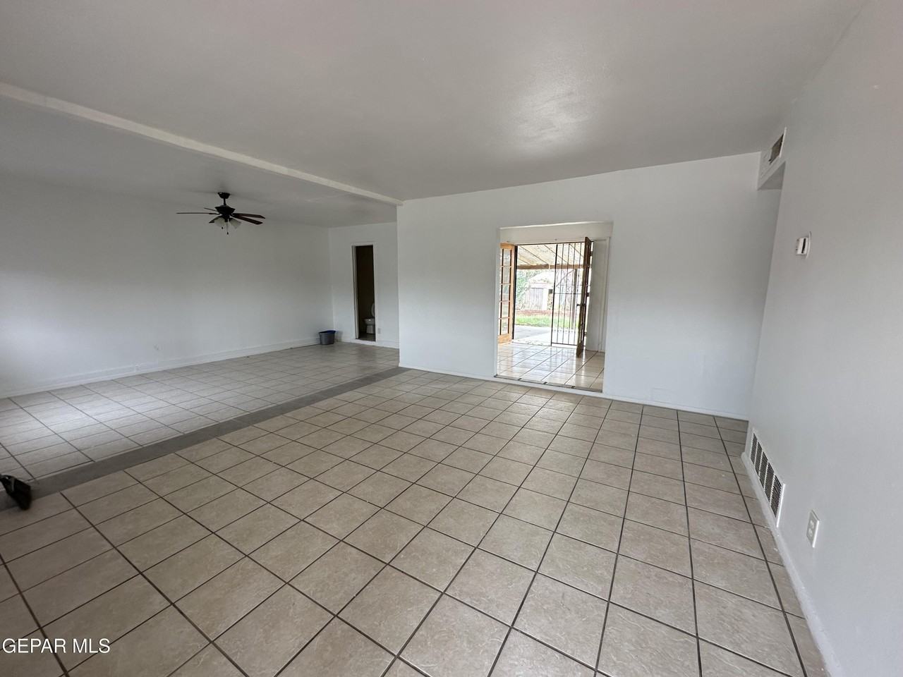 10008 Nesbit Avenue - Photo 2 of 10