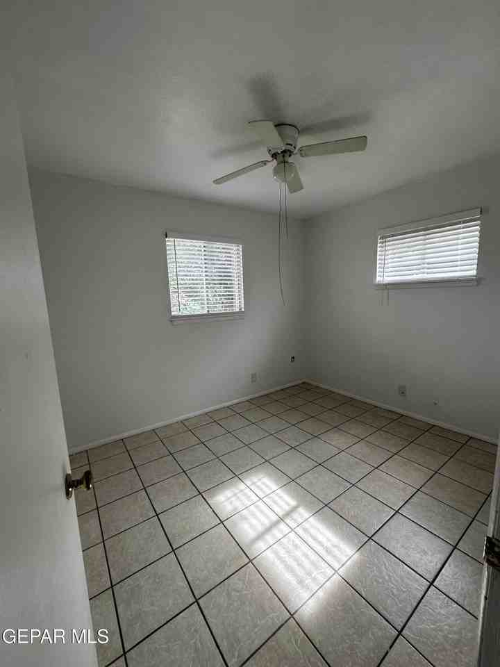 10008 Nesbit Avenue - Photo 6 of 10