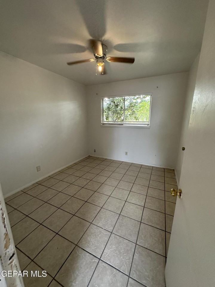 10008 Nesbit Avenue - Photo 7 of 10