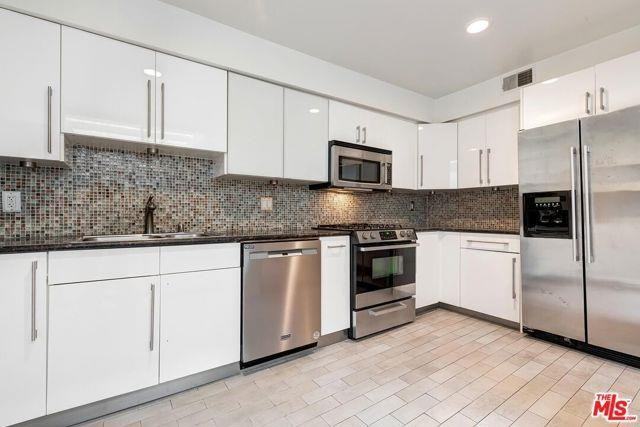 1013 21st Street #B - Photo 3 of 8