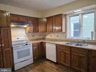 459 Queen Street - Photo 5 of 14