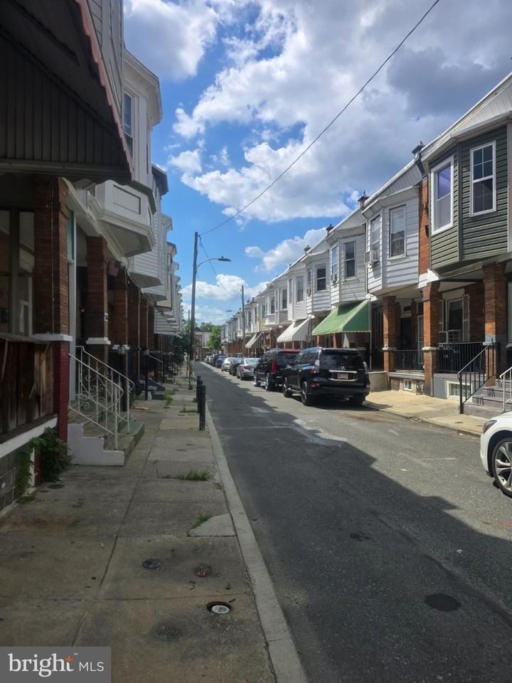 556 North Wanamaker Street - Photo 2 of 14