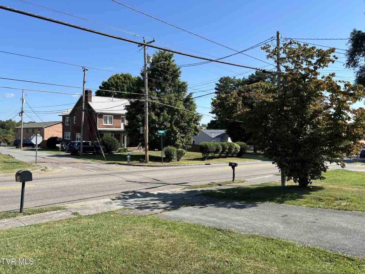 2703 W Walnut St - Photo 2 of 24