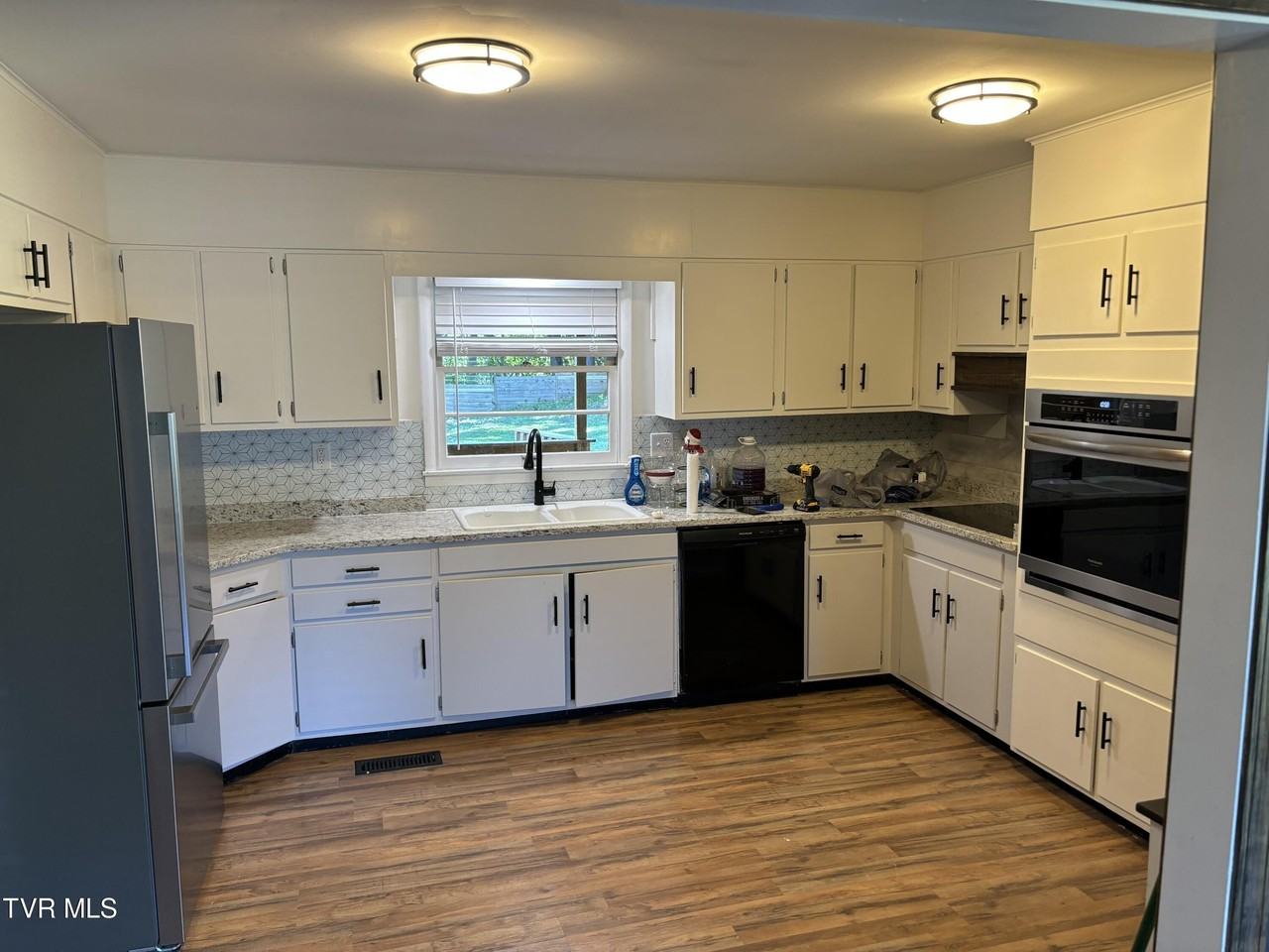 2703 W Walnut St - Photo 4 of 24