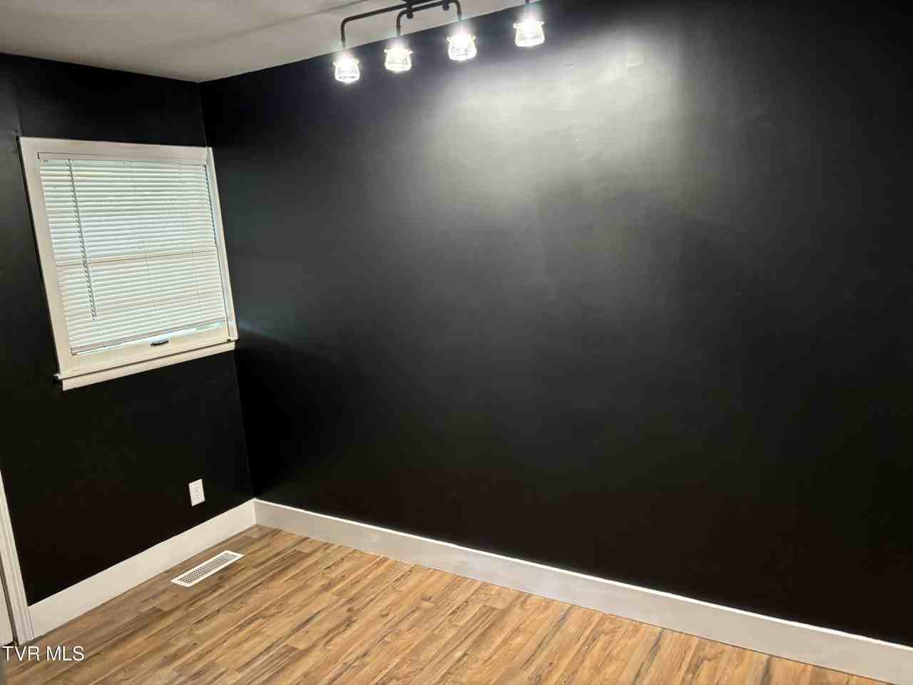 2703 W Walnut St - Photo 6 of 24