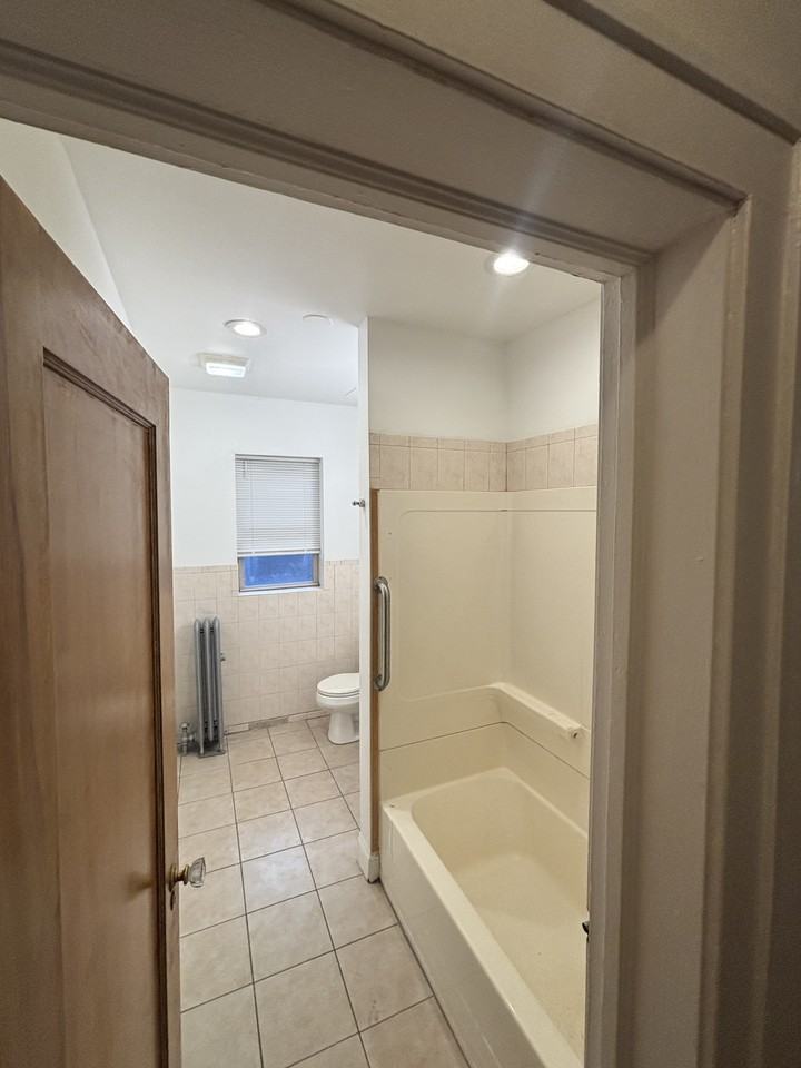 7635 South Yates Boulevard #2N - Photo 6 of 9