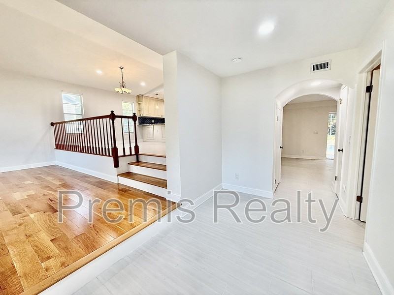 957 Weathersfield Dr - Photo 3 of 50