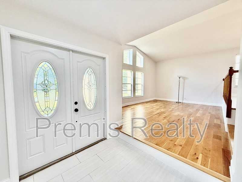 957 Weathersfield Dr - Photo 4 of 50