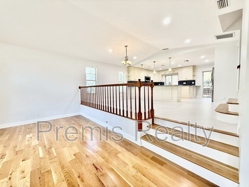 957 Weathersfield Dr - Photo 5 of 50