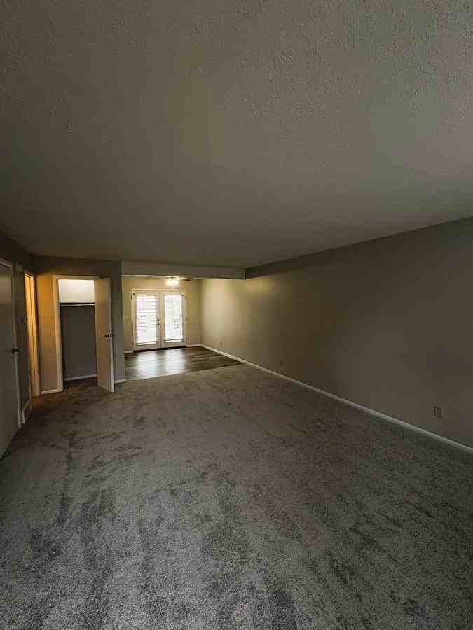 749 N Maple St - Photo 6 of 33