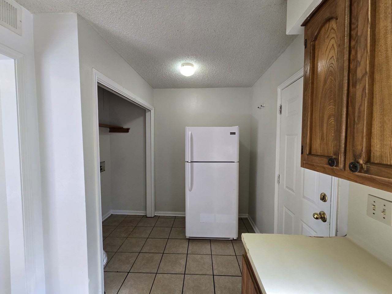 117 Oak Ridge Ave Apt D #1 - Photo 5 of 10