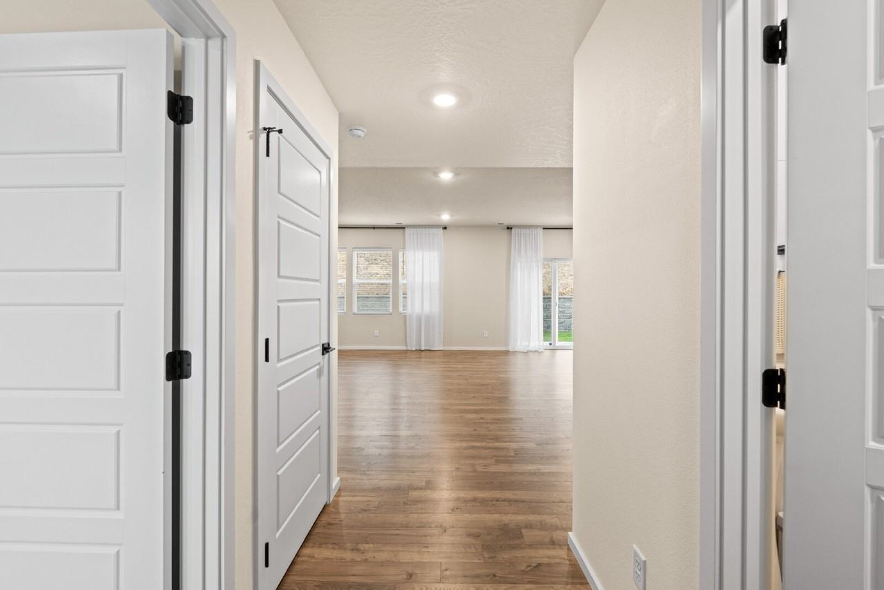 8005 S Avery Rd - Photo 4 of 31