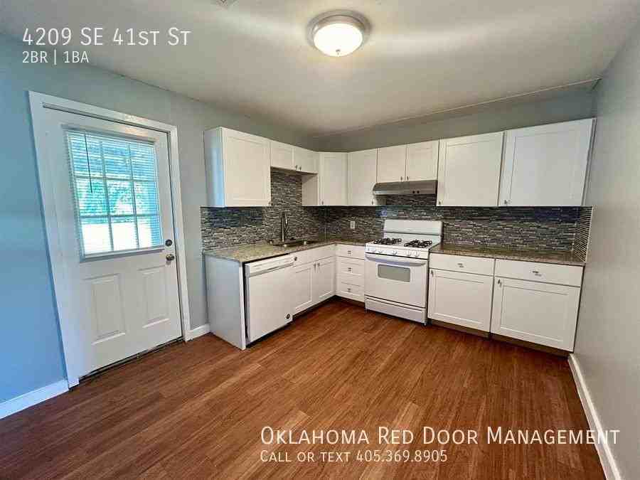 4209 Southeast 41st Street - Photo 3 of 21