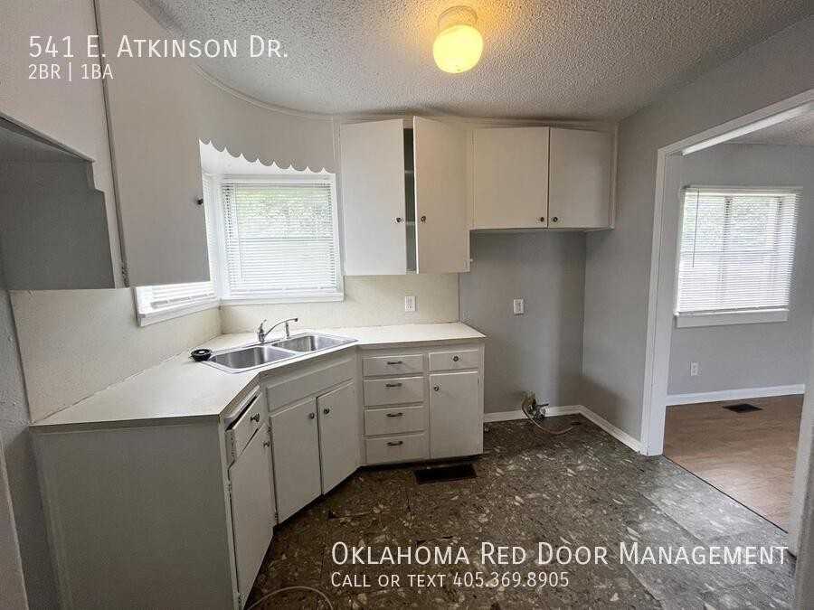 541 E Atkinson Dr - Photo 6 of 17