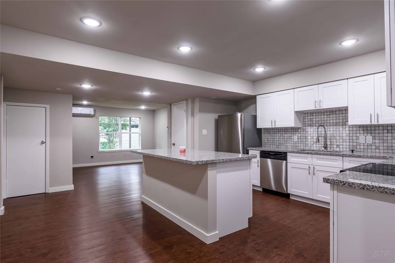 11933 Beechnut St #11933 - Photo 7 of 9