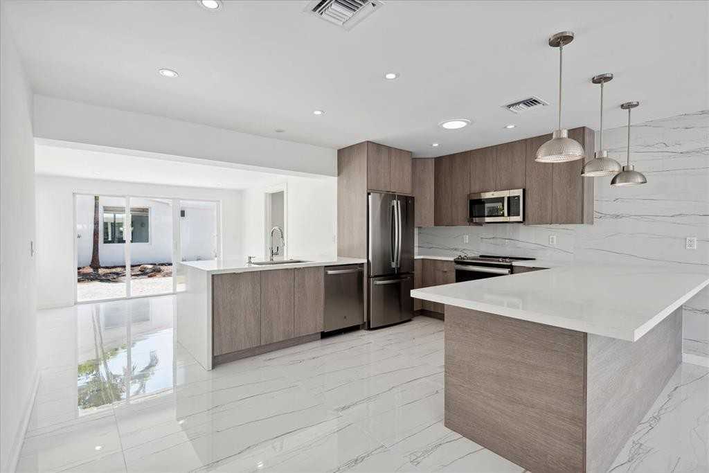 2201 Northeast 9th Avenue