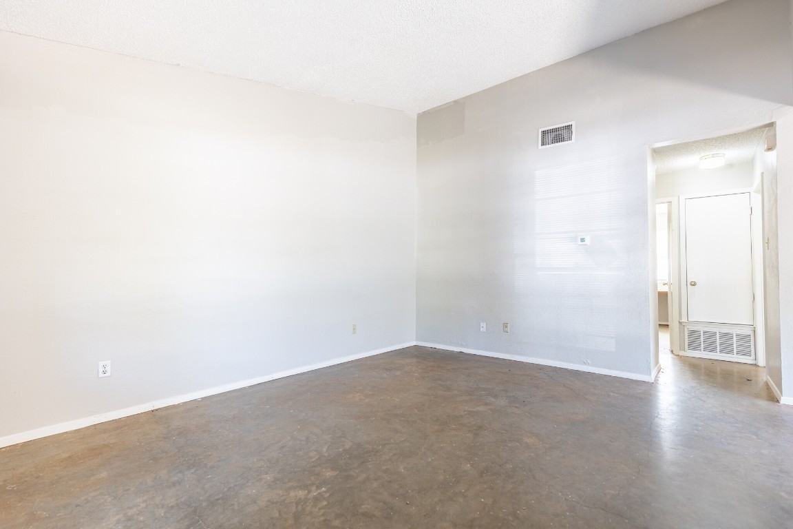 6201 Berkett Cove #6201B - Photo 4 of 27