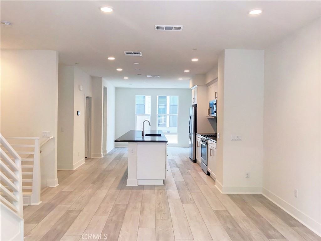 689 Doheny Street #689 - Photo 6 of 13