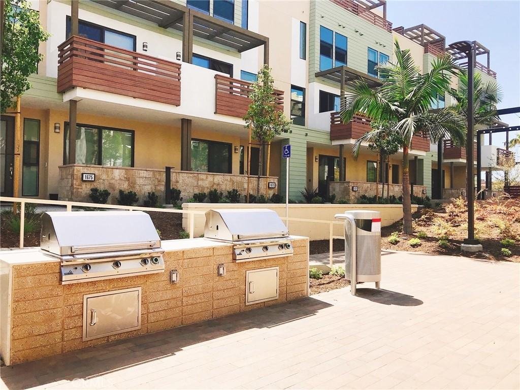 689 Doheny Street #689 - Photo 7 of 13