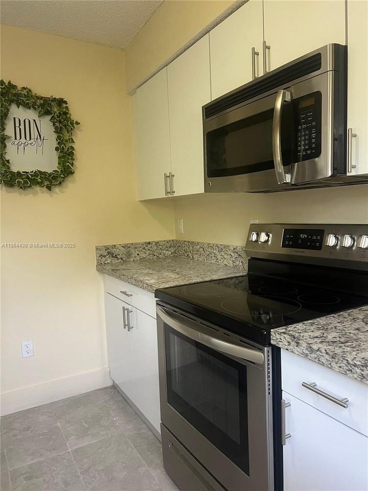 805 North Franklin Avenue #805805D - Photo 2 of 29