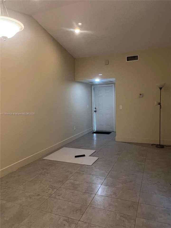 805 North Franklin Avenue #805805D - Photo 3 of 29