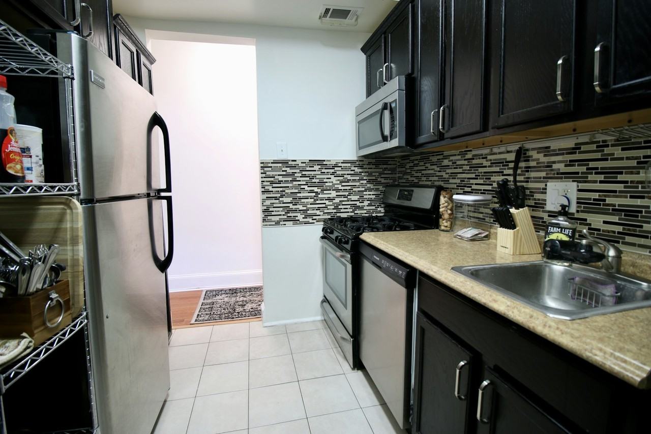 1423 E Street NE, Unit First Floor - Photo 3 of 21