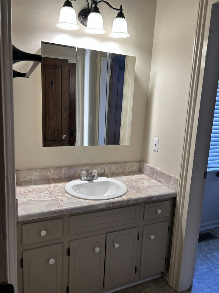 516 4th Street, Unit 516 - Photo 5 of 8