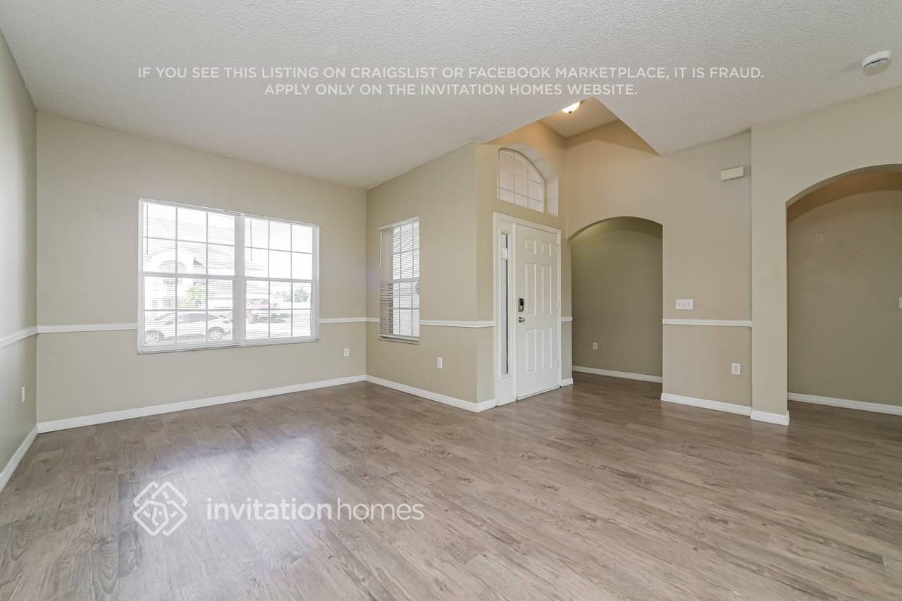 467 Tamarind Parke Ln - Photo 3 of 17