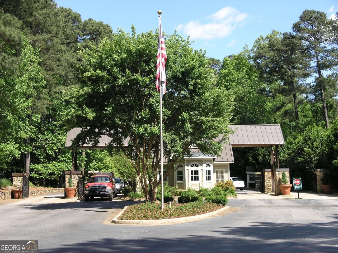 1111 Surrey Lane - Photo 2 of 29