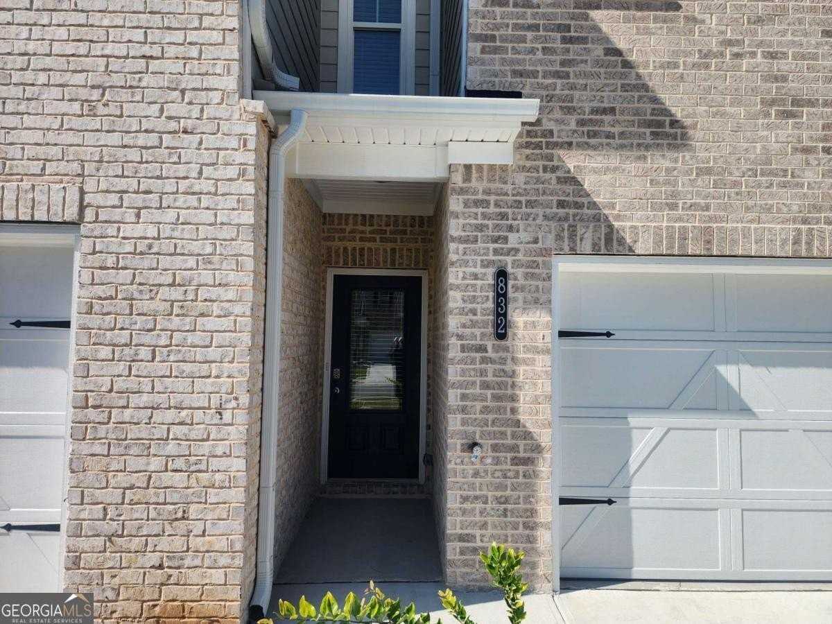 832 Cygnet Ln - Photo 2 of 32