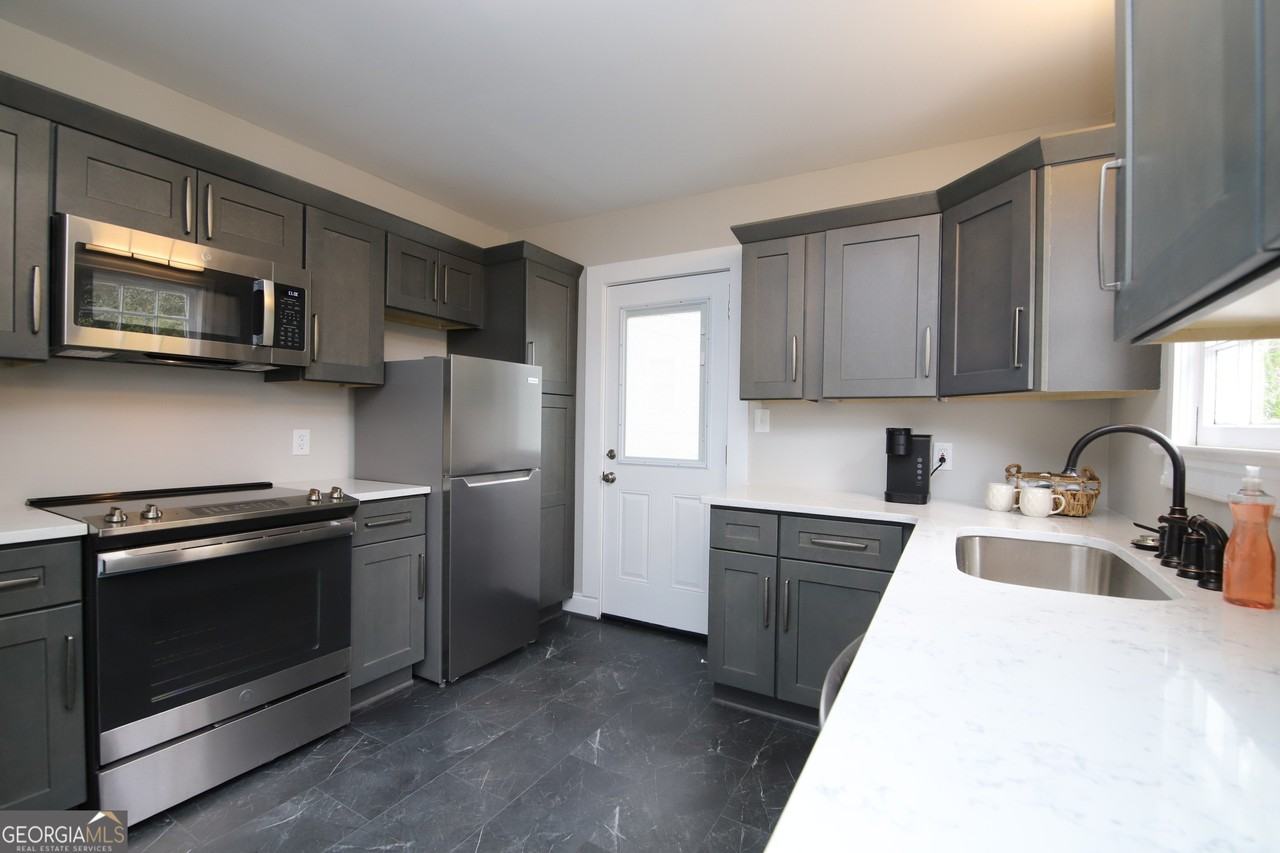 114 Saynor Circle - Photo 3 of 12