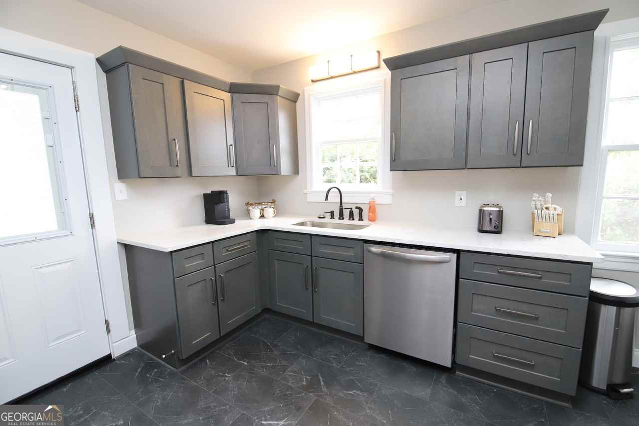 114 Saynor Circle - Photo 4 of 12