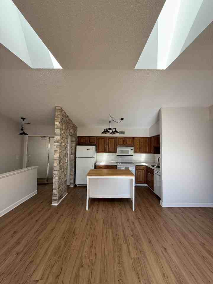 353 Pinewood Cir - Photo 4 of 13